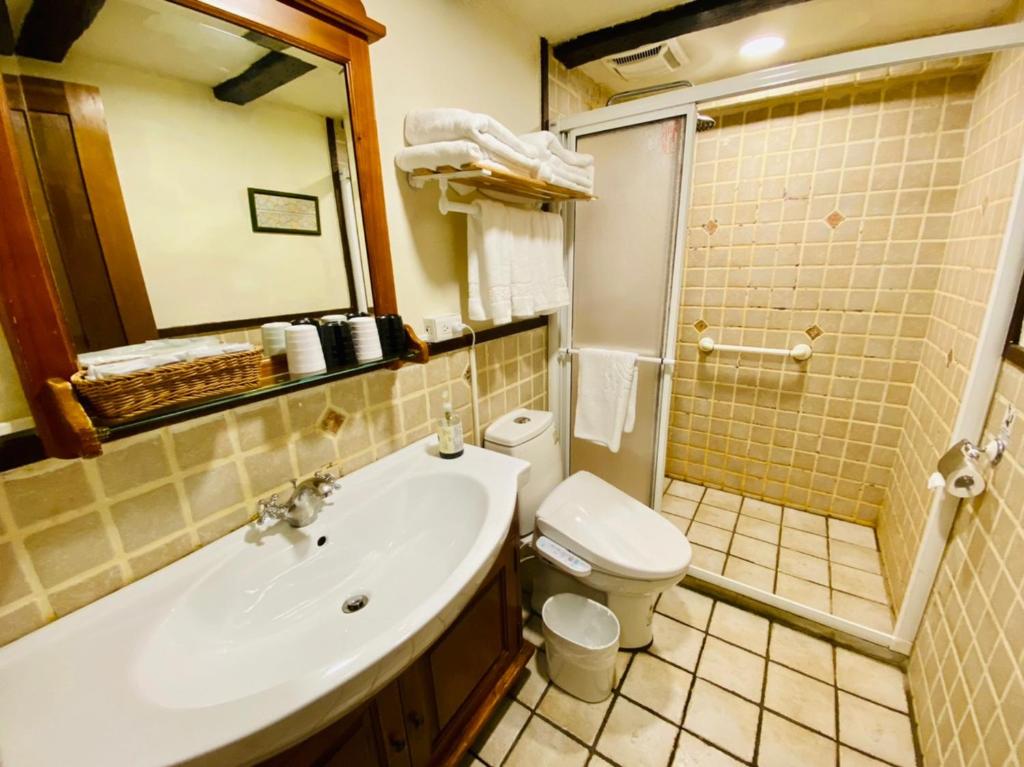 a bathroom with a sink and a toilet and a shower at 見晴花園山莊Sunshine Villa in Ren&#39;ai