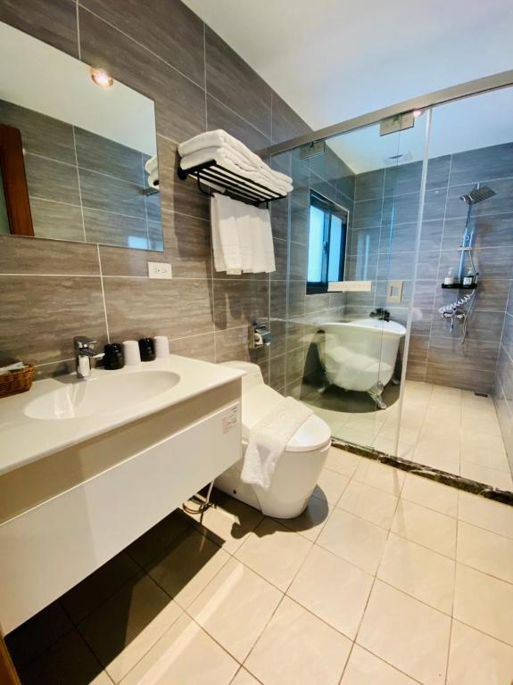 a bathroom with a sink and a toilet and a shower at 見晴花園山莊Sunshine Villa in Ren&#39;ai