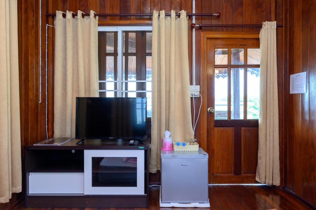 TV a/nebo společenská místnost v ubytování Beung Sampathuan Nakornchaisri Resort