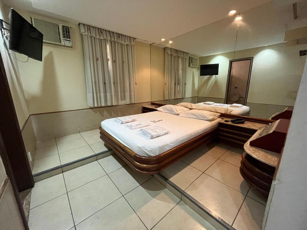 Säng eller sängar i ett rum på Hotel Bariloche Tijuca Adult Only