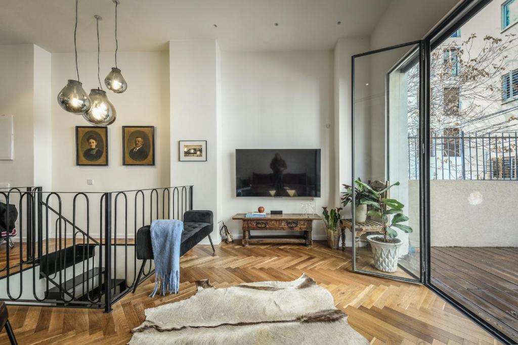 Luxury 3BR Apt w Patio and Parking in Tel Aviv by Sea N' Rent, Tel Aviv