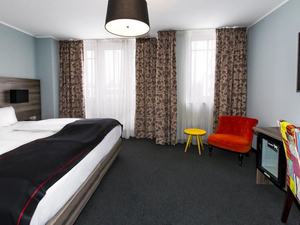 Postel nebo postele na pokoji v ubytování DORMERO Hotel München-Kirchheim Messe