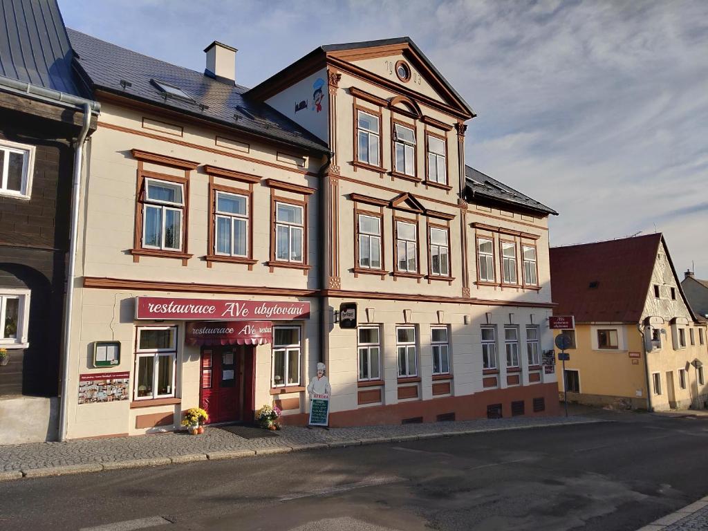 un edificio en la esquina de una calle en AVe Restaurant, en Jiřetín pod Jedlovou