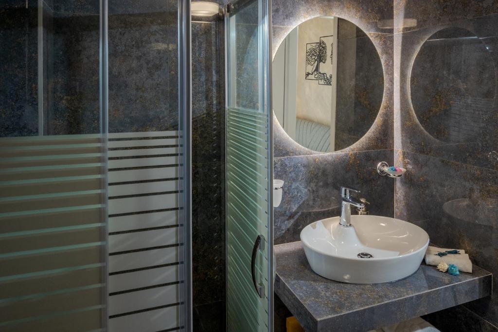 Koupelna v ubytování Myra Mare Suites by Estia