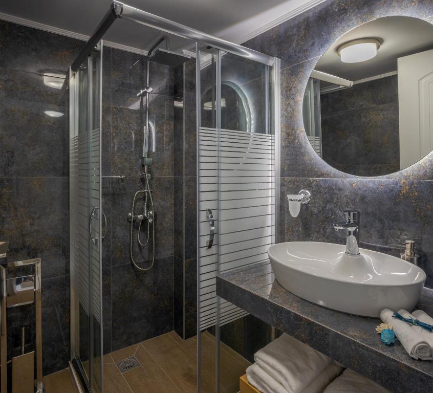 Koupelna v ubytování Myra Mare Suites by Estia