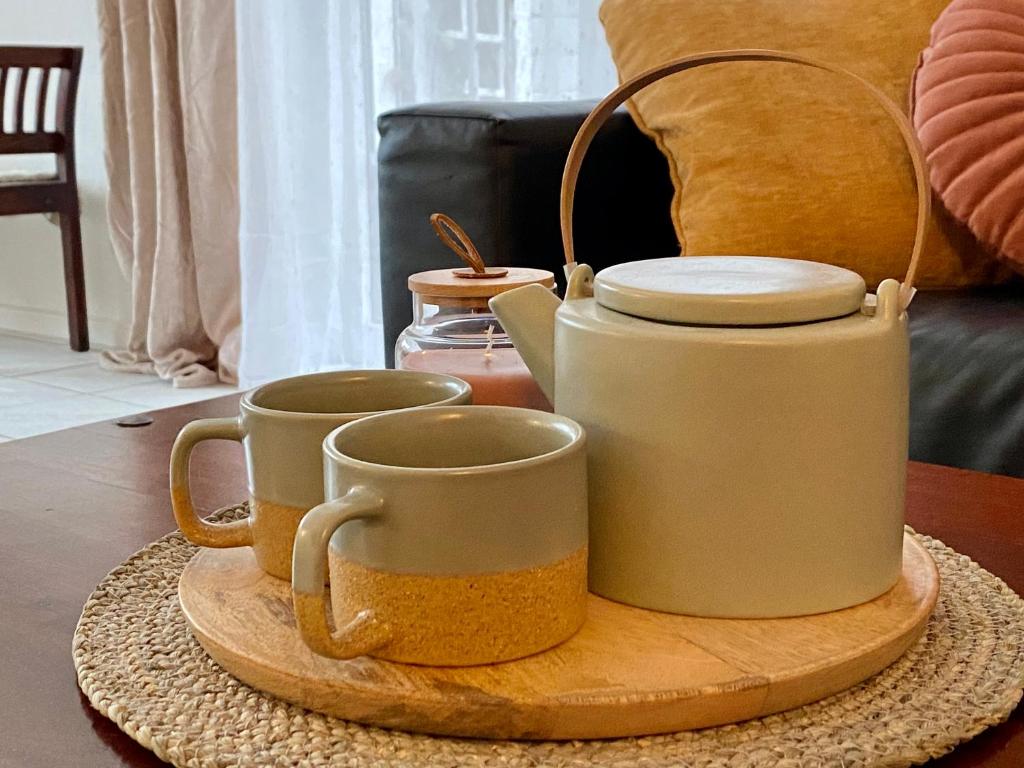 un vassoio con due tazze da caffè su un tavolo di Kajüthus Apartment 4 a Fehmarn