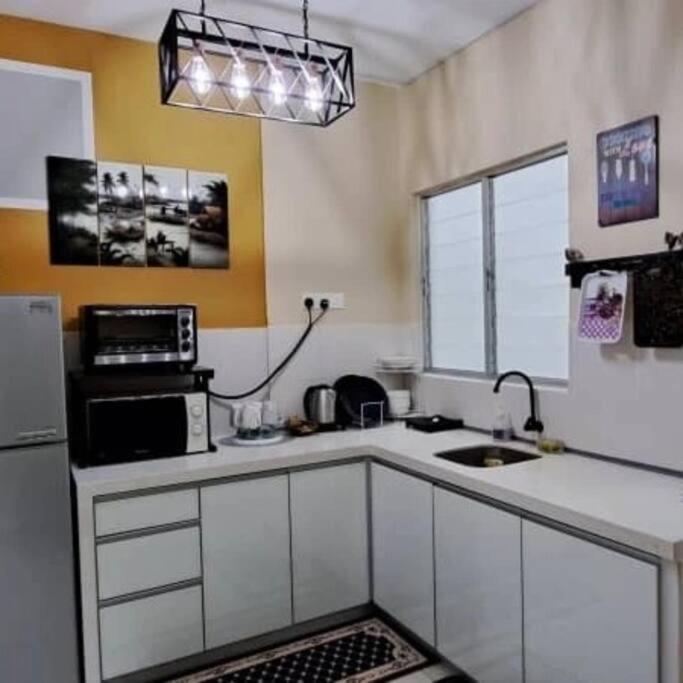 Kuchyň nebo kuchyňský kout v ubytování My Chillex Homestay#Muslim Guest Only#3R 2B Apartment in Penang#