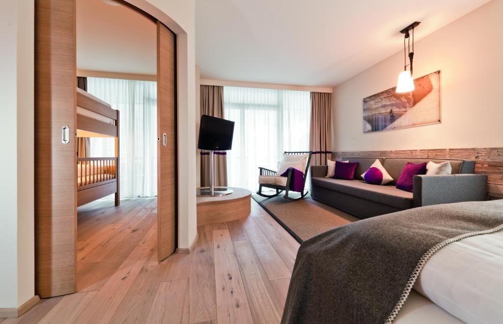 Televízia a/alebo spoločenská miestnosť v ubytovaní Bergland Design- und Wellnesshotel