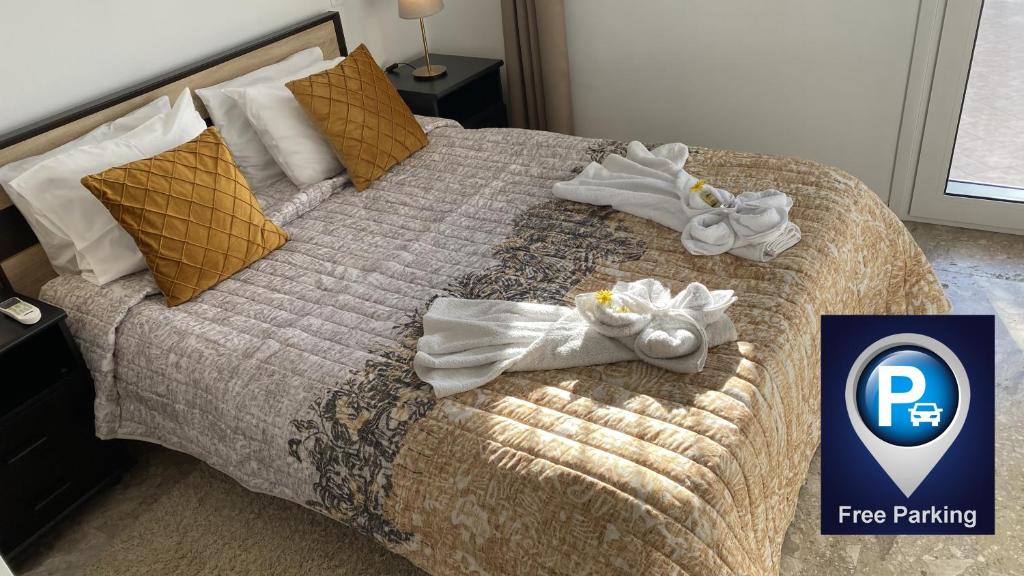 Postel nebo postele na pokoji v ubytování Patras Golden Suite