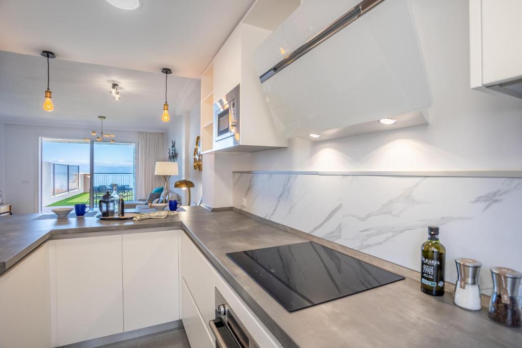 Kuchyňa alebo kuchynka v ubytovaní Home2Book Sea View & Design Duplex Los Gigantes