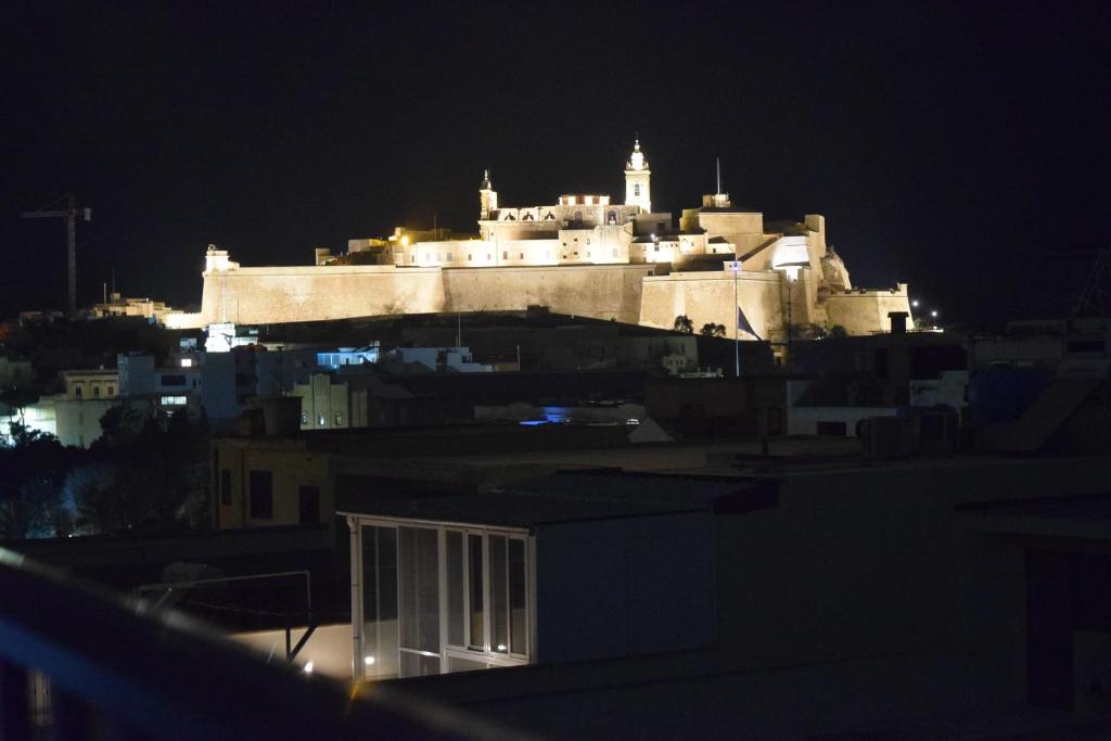 St George of Lydda B&B في فيكتوريا: اضائة قلعة كبيرة بالليل