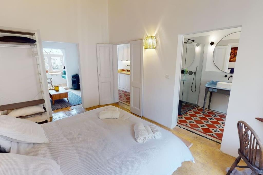 een slaapkamer met een groot wit bed en een badkamer bij Narrow Street Suite in Victoria