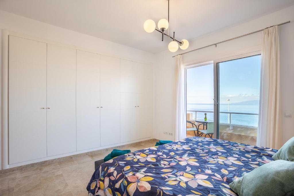 Posteľ alebo postele v izbe v ubytovaní Home2Book Sea View & Design Duplex Los Gigantes