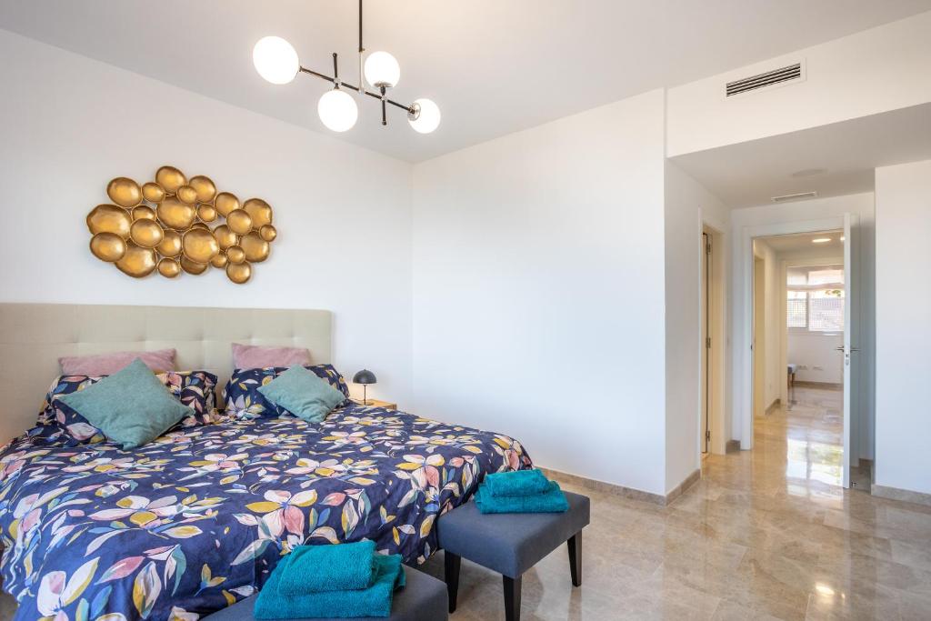 Posteľ alebo postele v izbe v ubytovaní Home2Book Sea View & Design Duplex Los Gigantes