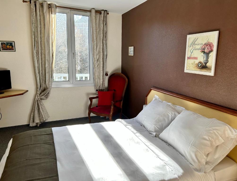 Postel nebo postele na pokoji v ubytování Logis Hôtel Teyssier