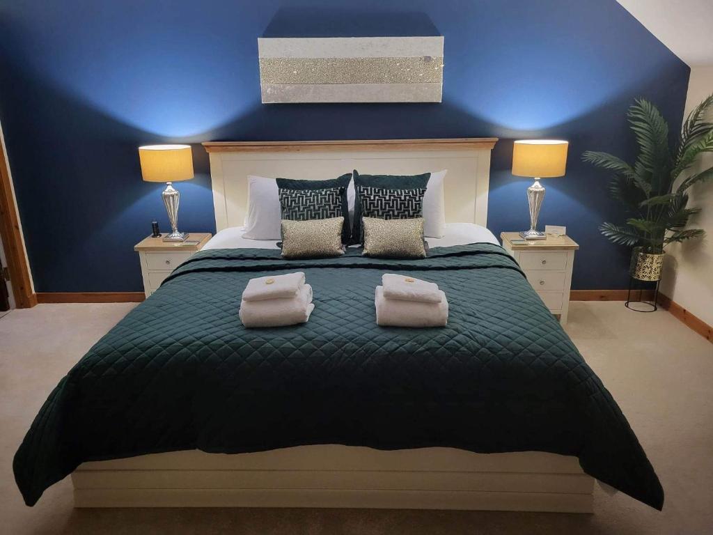 een slaapkamer met een groot bed en 2 handdoeken bij Avalon in Inverness