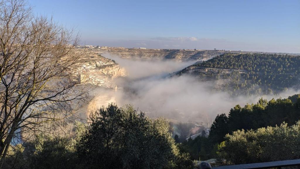 una vista de un cañón con nubes en el cielo en Casa rural CASA DEL CERRO, en Casas del Cerro