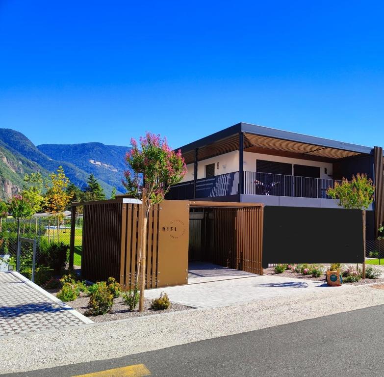 uma casa com vista para uma montanha em New Great Apartment Bolzano with 25m pool em Bolzano