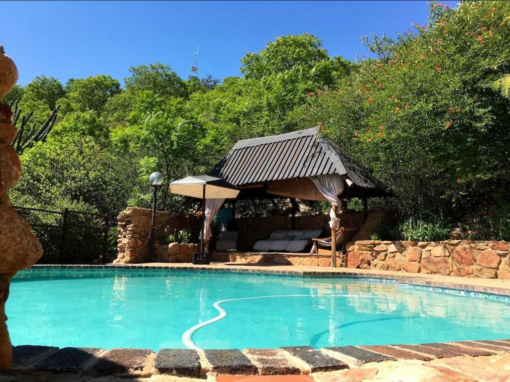 ein großer Pool mit Pavillon daneben in der Unterkunft Aloe Klerksdorp in Klerksdorp