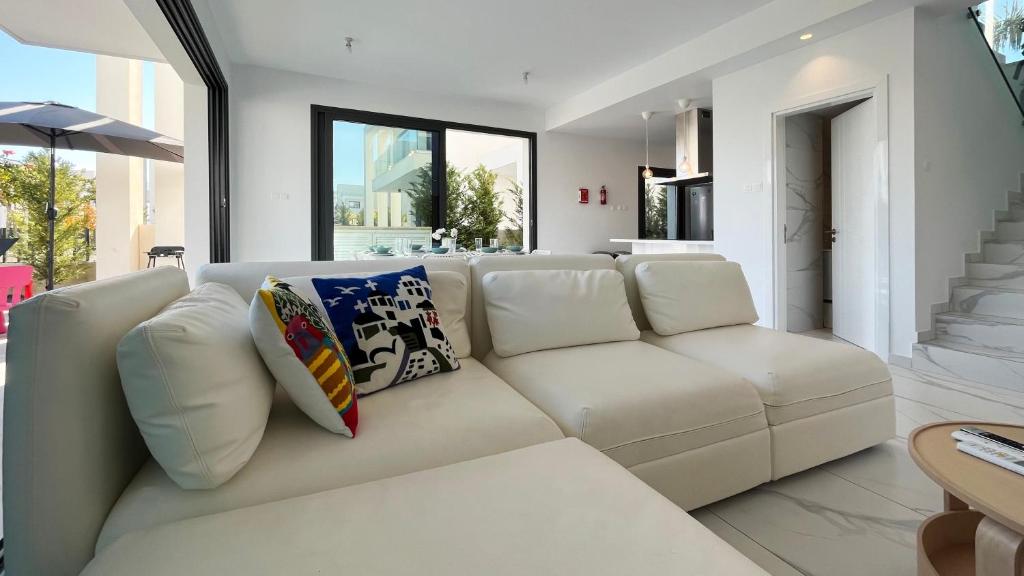 Posezení v ubytování By the Bay Villa,3 BR/pool