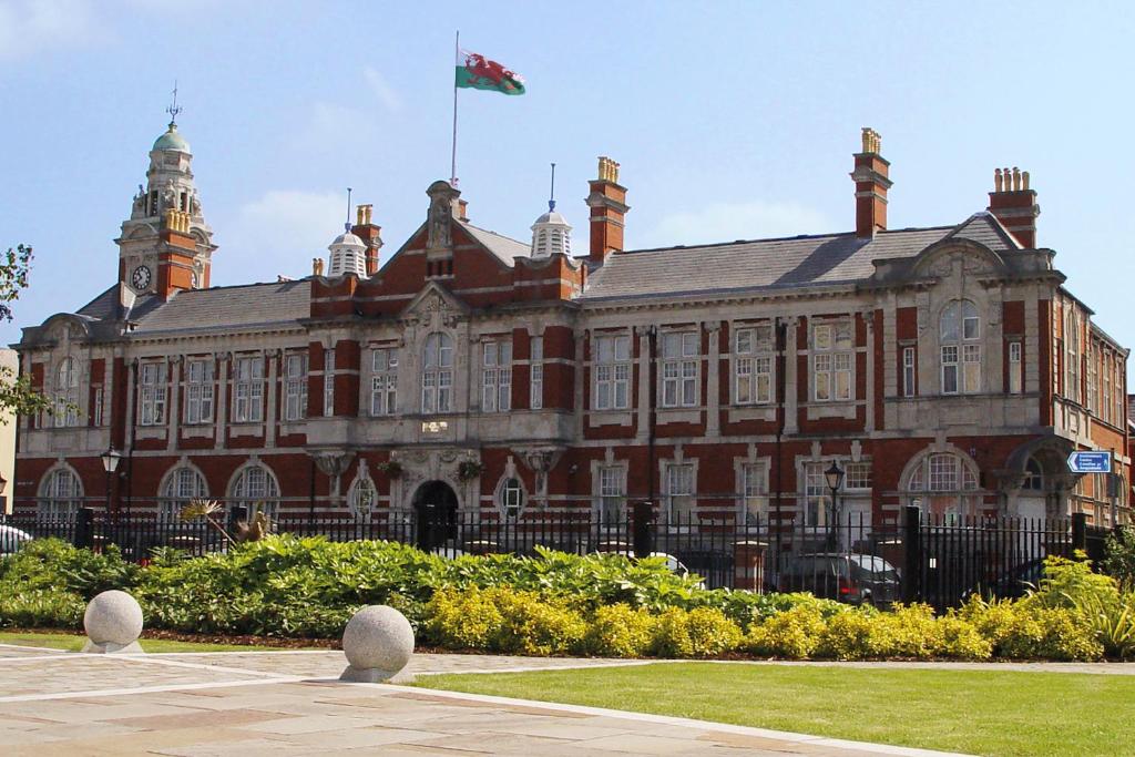 un gran edificio con una bandera encima en Morgans Hotel, en Swansea