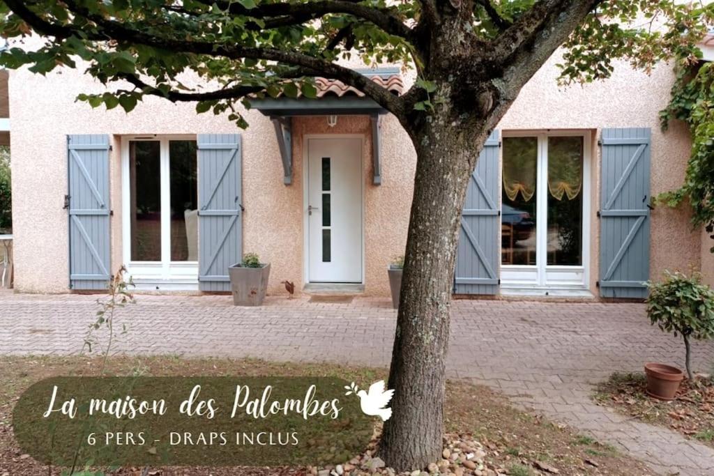 une maison avec un arbre en face dans l'établissement La Maison des Palombes, à Francheville