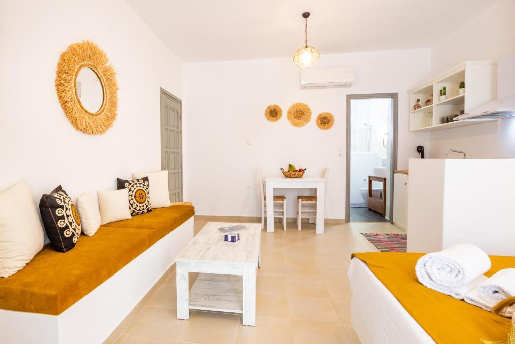 Postel nebo postele na pokoji v ubytování Anemos Guest Apts