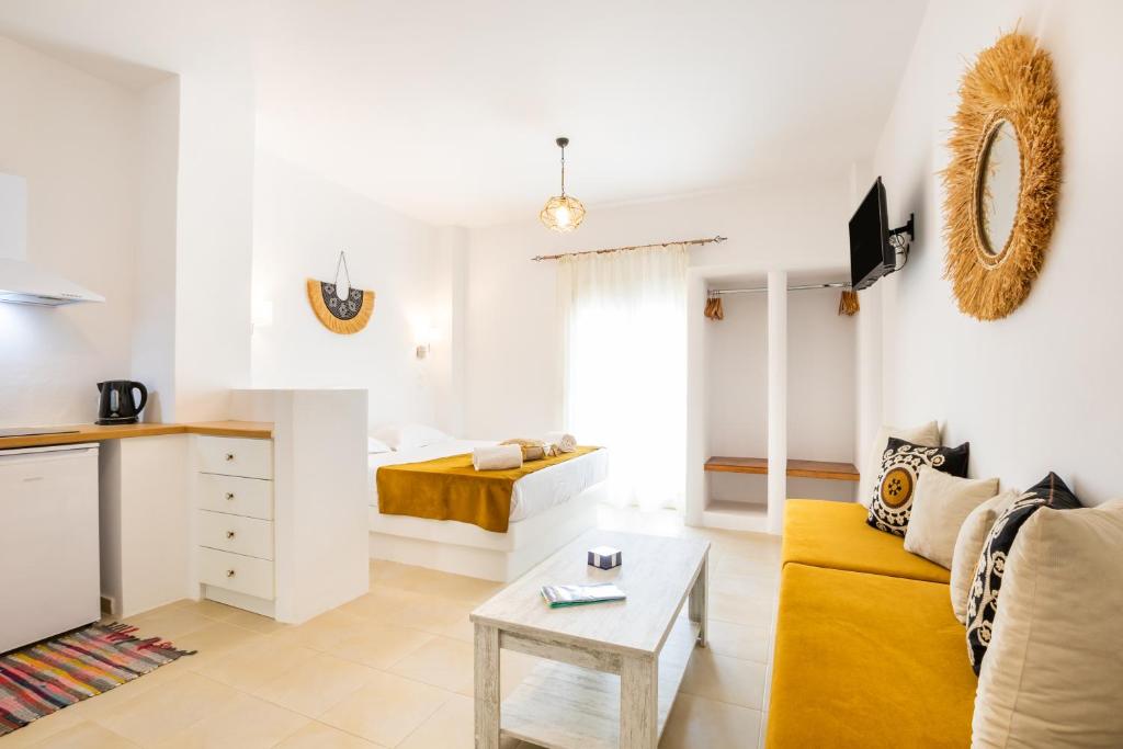 ein Wohnzimmer mit einem Sofa und einem Tisch in der Unterkunft Anemos Guest Apts in Karpathos