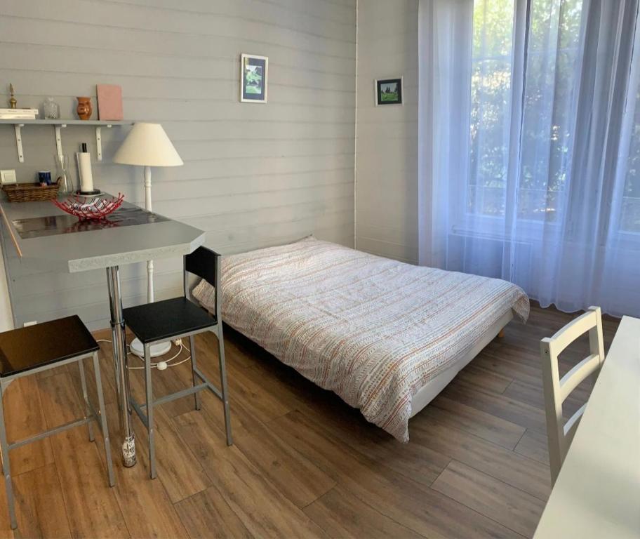 Postel nebo postele na pokoji v ubytování Le Coeur, Studio central refait à neuf, au calme