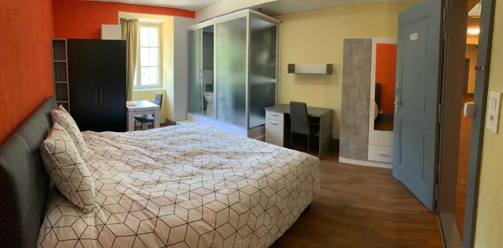 a bedroom with a bed and a desk in it at Chambre Equipè à louer in Courrendlin