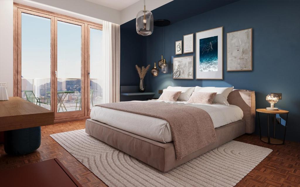 um quarto com uma cama grande e paredes azuis em Gaby Lake Suites em Como
