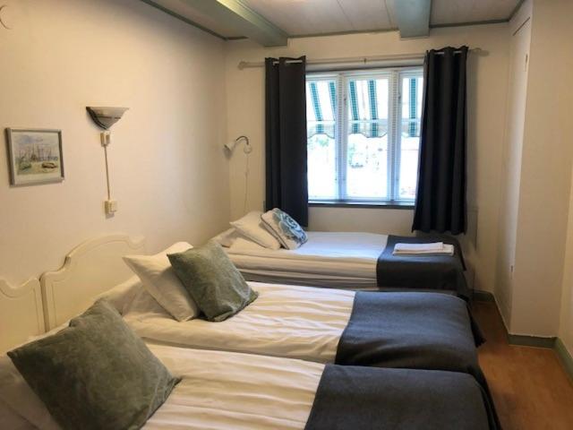 Postel nebo postele na pokoji v ubytování Hotell Turistgården i Simrishamn