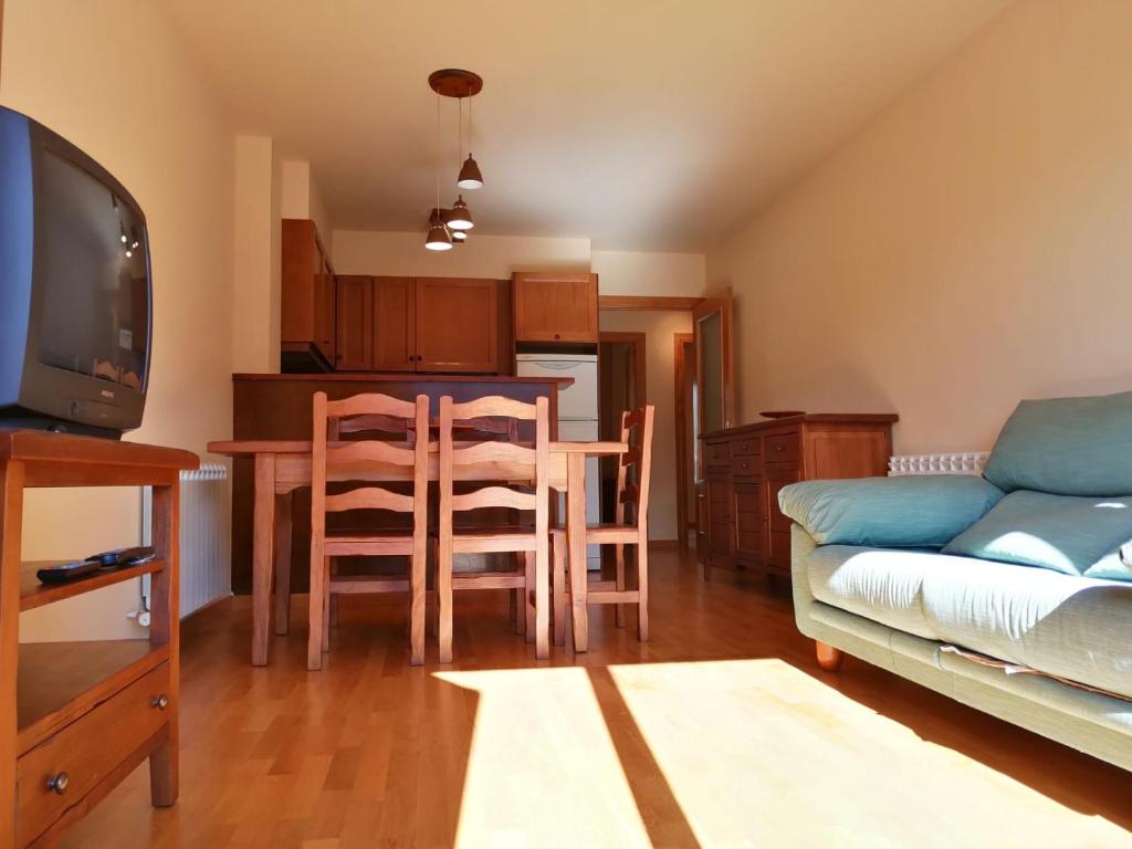 - un salon avec un canapé, une table et des chaises dans l'établissement Apartamento muy espacioso y luminoso Erta 5, à Pla de l'Ermita