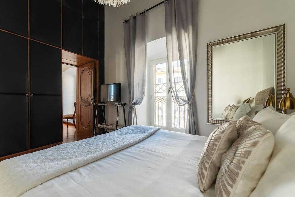 A bed or beds in a room at HospitalityRome Piazza di Spagna View