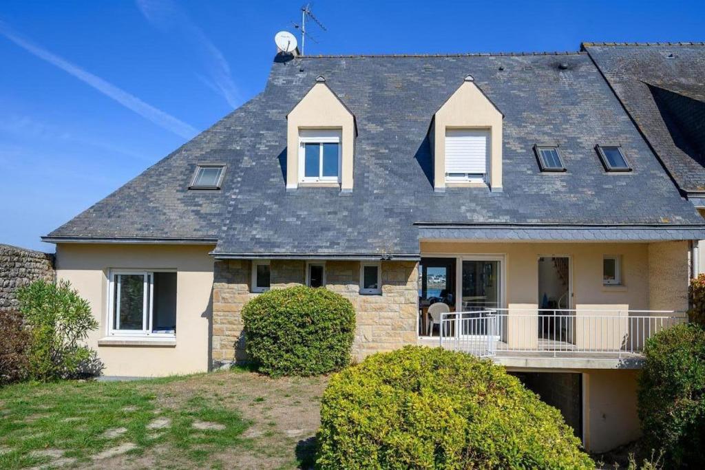 ロクテュディにあるMaison de 4 chambres a Loctudy a 100 m de la plage avec vue sur la mer jardin clos et wifiのガムブルルーフの家