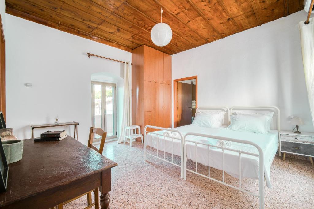 Postel nebo postele na pokoji v ubytování Serenity View - traditional village apartment