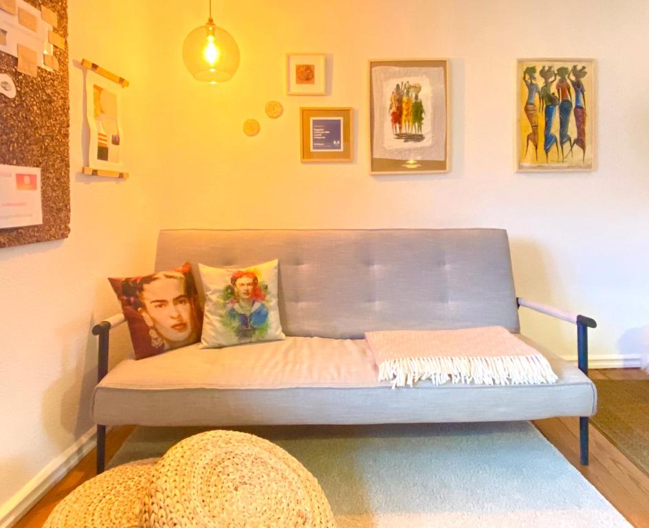 Cama en habitación con cuadros en la pared en En hel lejlighed i midtbyen - centralt, hyggelig og tæt på alt!, en Randers