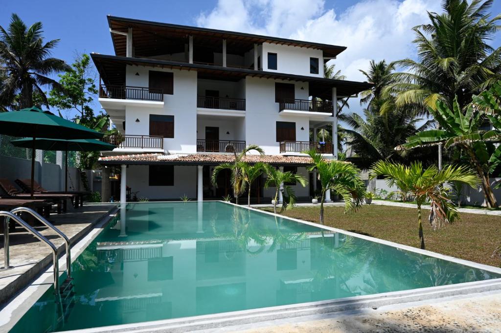 - Vistas a la villa desde la piscina en Beach Inns Holiday Resort - Celeste, en Matara