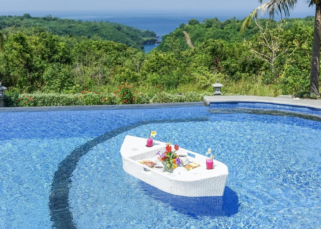 Bazén v ubytování Penida Sunset Ocean View Bungalows nebo v jeho okolí