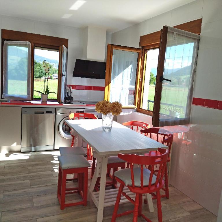 A kitchen or kitchenette at Apartamentos La casa del Zapatero
