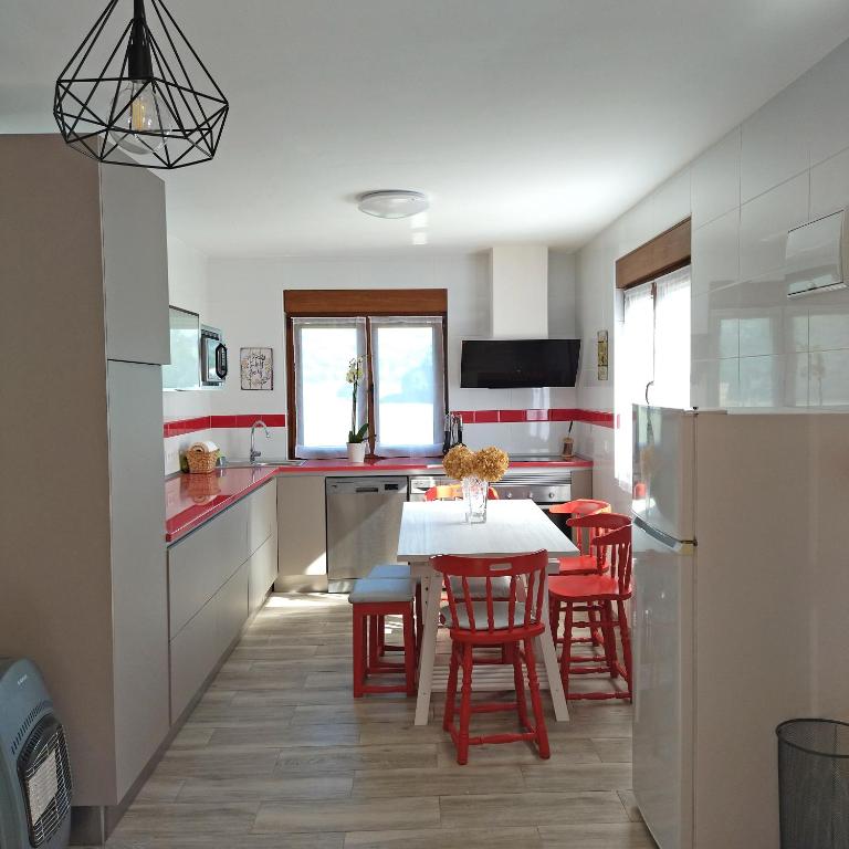 A television and/or entertainment centre at Apartamentos La casa del Zapatero