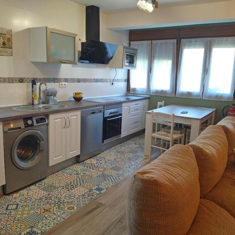 A kitchen or kitchenette at Apartamentos La casa del Zapatero