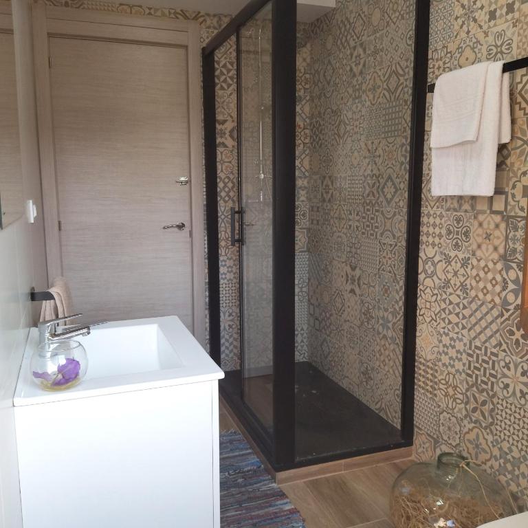 A bathroom at Apartamentos La casa del Zapatero