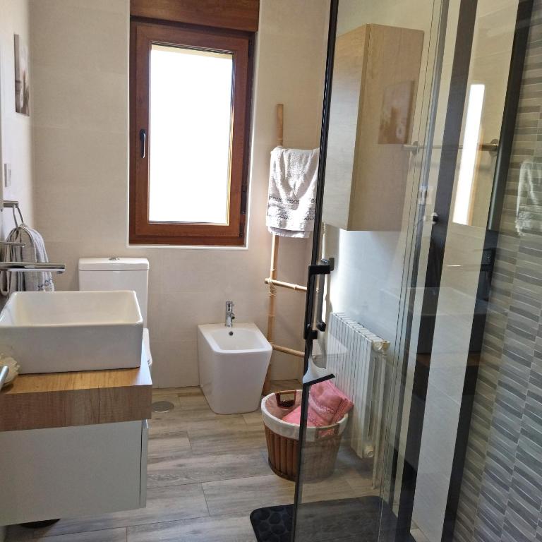 A bathroom at Apartamentos La casa del Zapatero