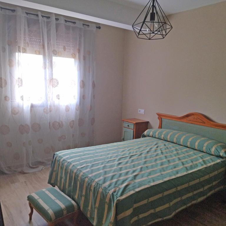 A bed or beds in a room at Apartamentos La casa del Zapatero