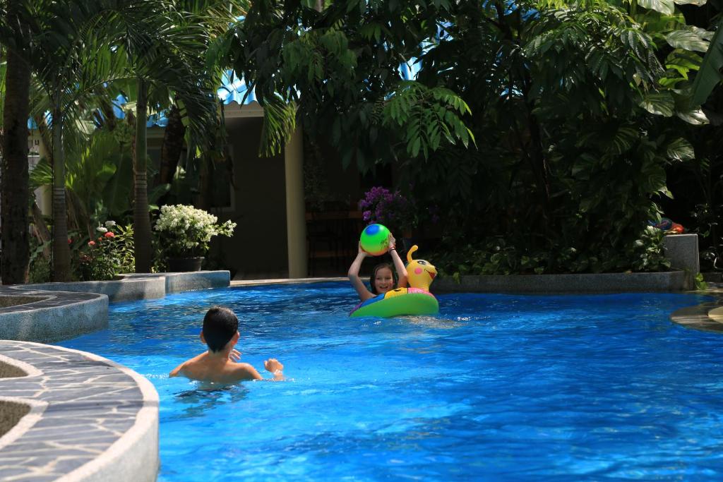 Bazén v ubytování Naka Resort nebo v jeho okolí