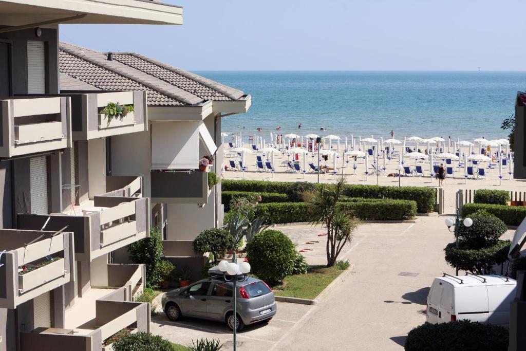 Widok na morze z tego aparthotelu