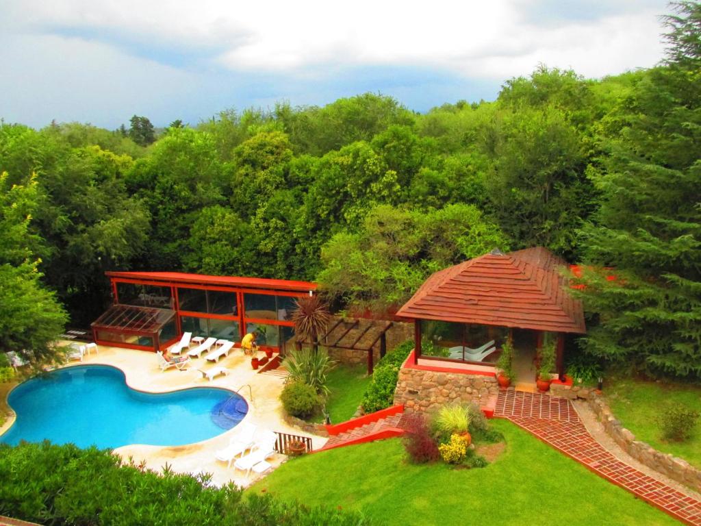 uma vista aérea de um quintal com uma piscina e um gazebo em Chalet Suisse Posada & SPA - Adults only em Villa General Belgrano