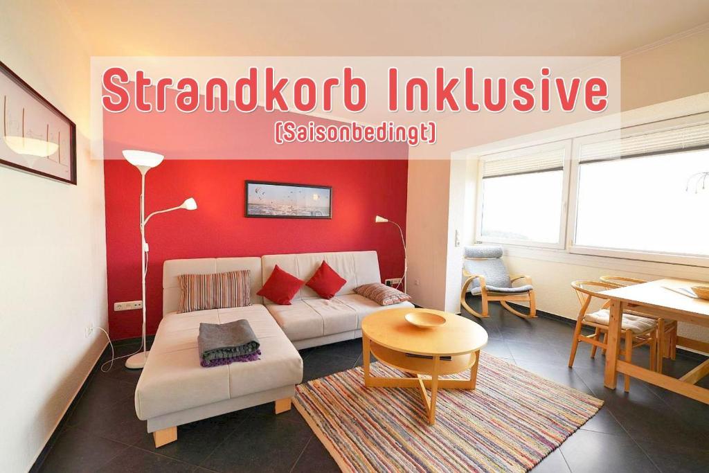 een woonkamer met een bank en een tafel bij Strandhochhaus SD12 in Cuxhaven