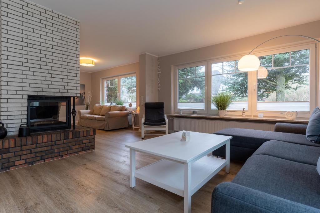 TV a/nebo společenská místnost v ubytování Haus Rückenwind Appartement 1 Rückenwind - Ording